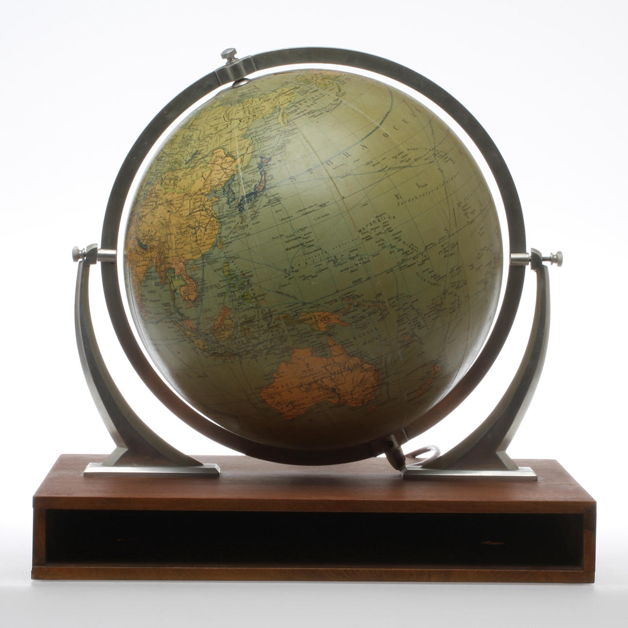 JORDGLOB monterad på platta med fack, belysning, Columbus Jordglob.