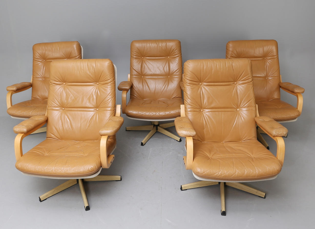 BORD samt SNURRFÅTÖLJER, 6 delar, bok, Göte möbler, Nässjö.