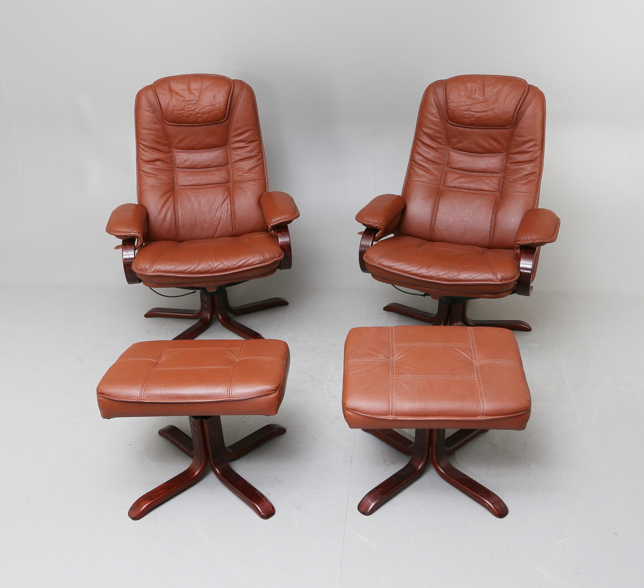 SNURRFÅTÖLJER sam FOTPALL, 4 delar, skinn, 19/2000-tal.