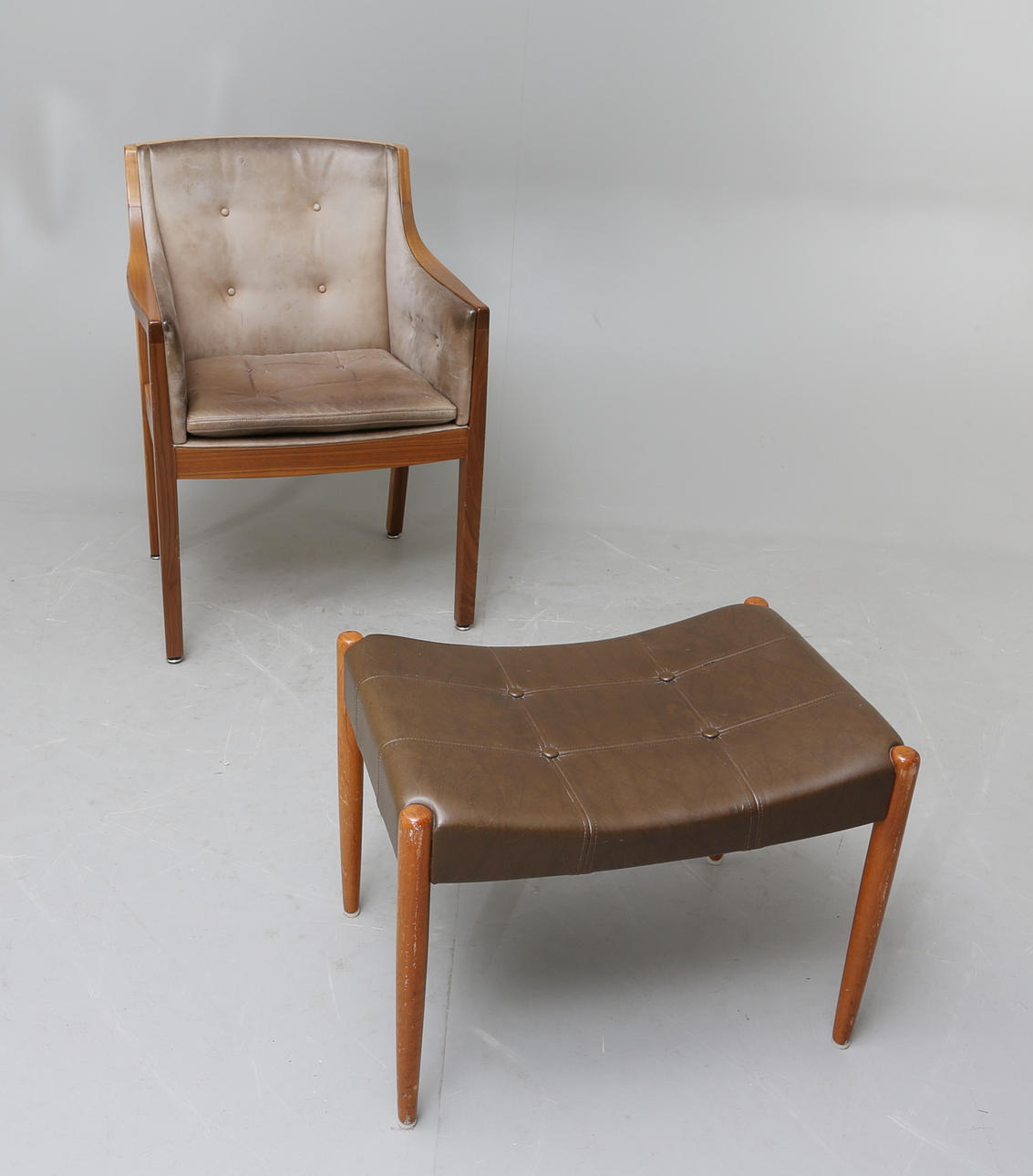 FÅTÖLJ samt FOTPALL, 2 delar, teak, 1960/70-tal.