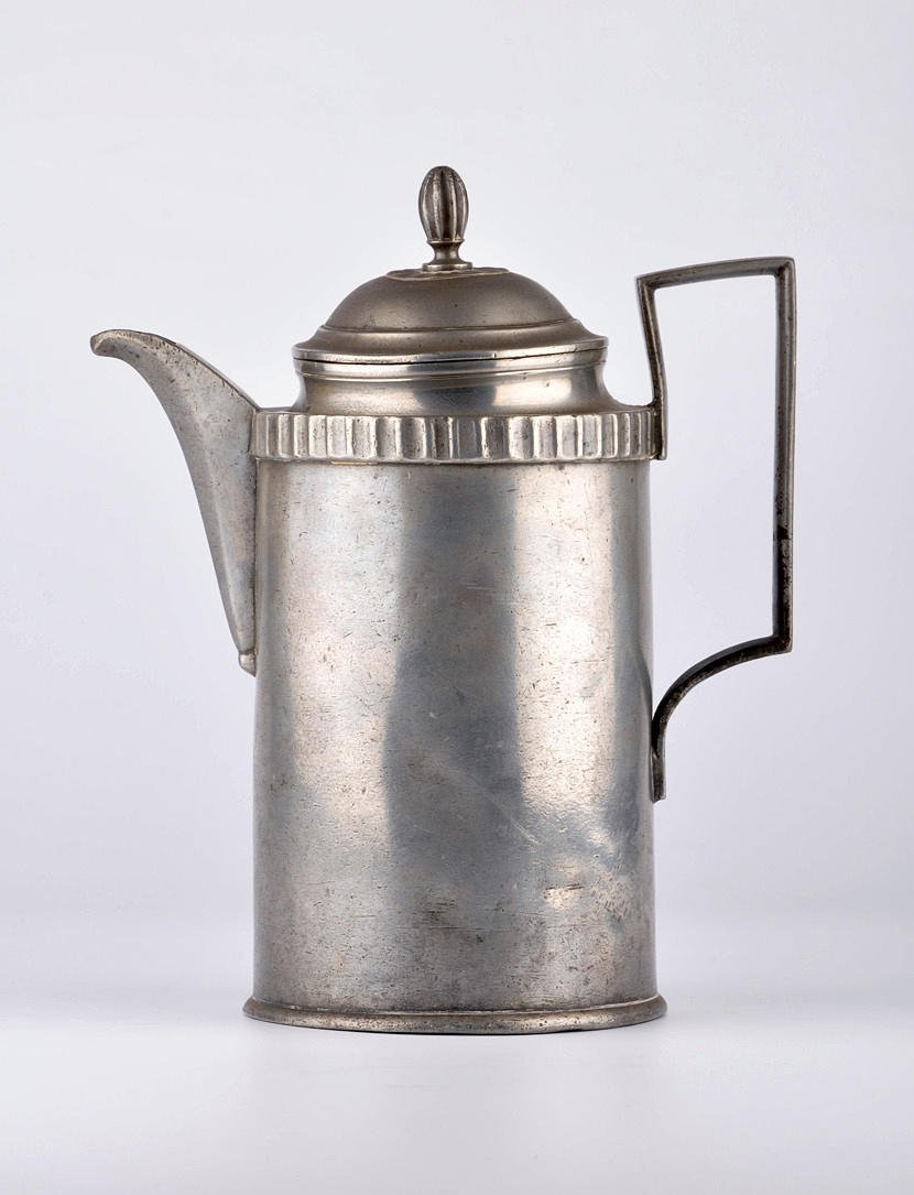 BIEDERMEIER, DATIERT 1832. Kanna med gångjärn lock, strikt form.