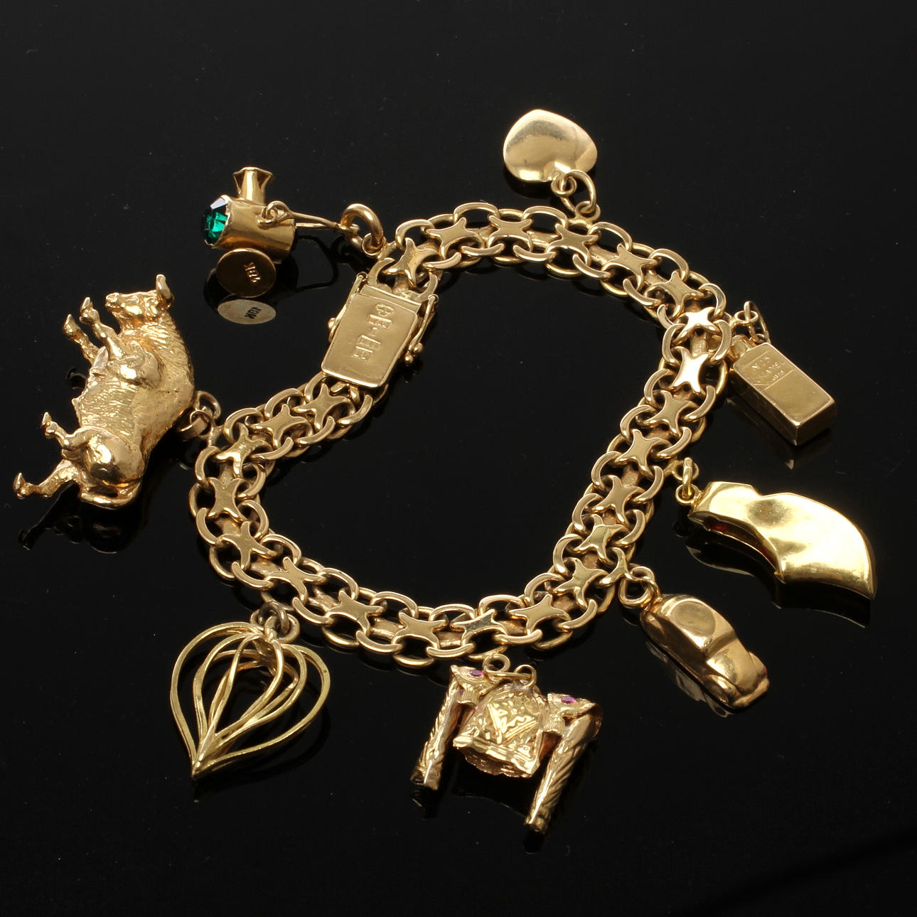 ARMBAND, 18k guld med berlocker, stämplad Esto Agenturer, Stockholm, 1959.