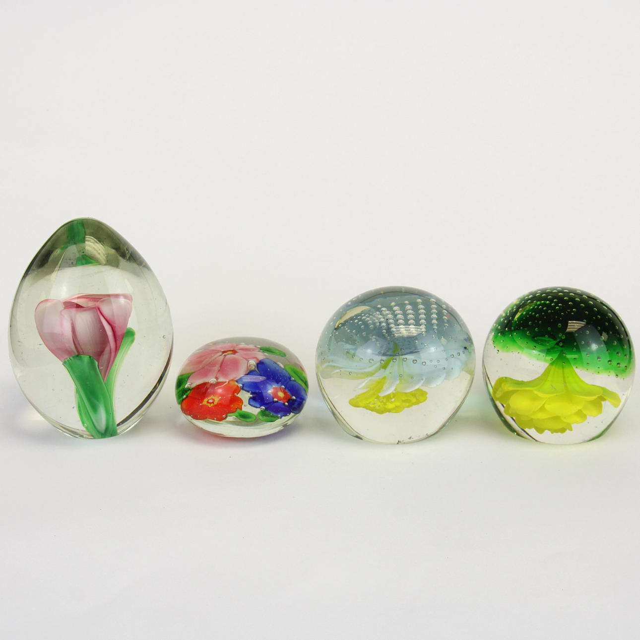 PISAPAPELES CON DISEÑO DE CUATRO FLORES.