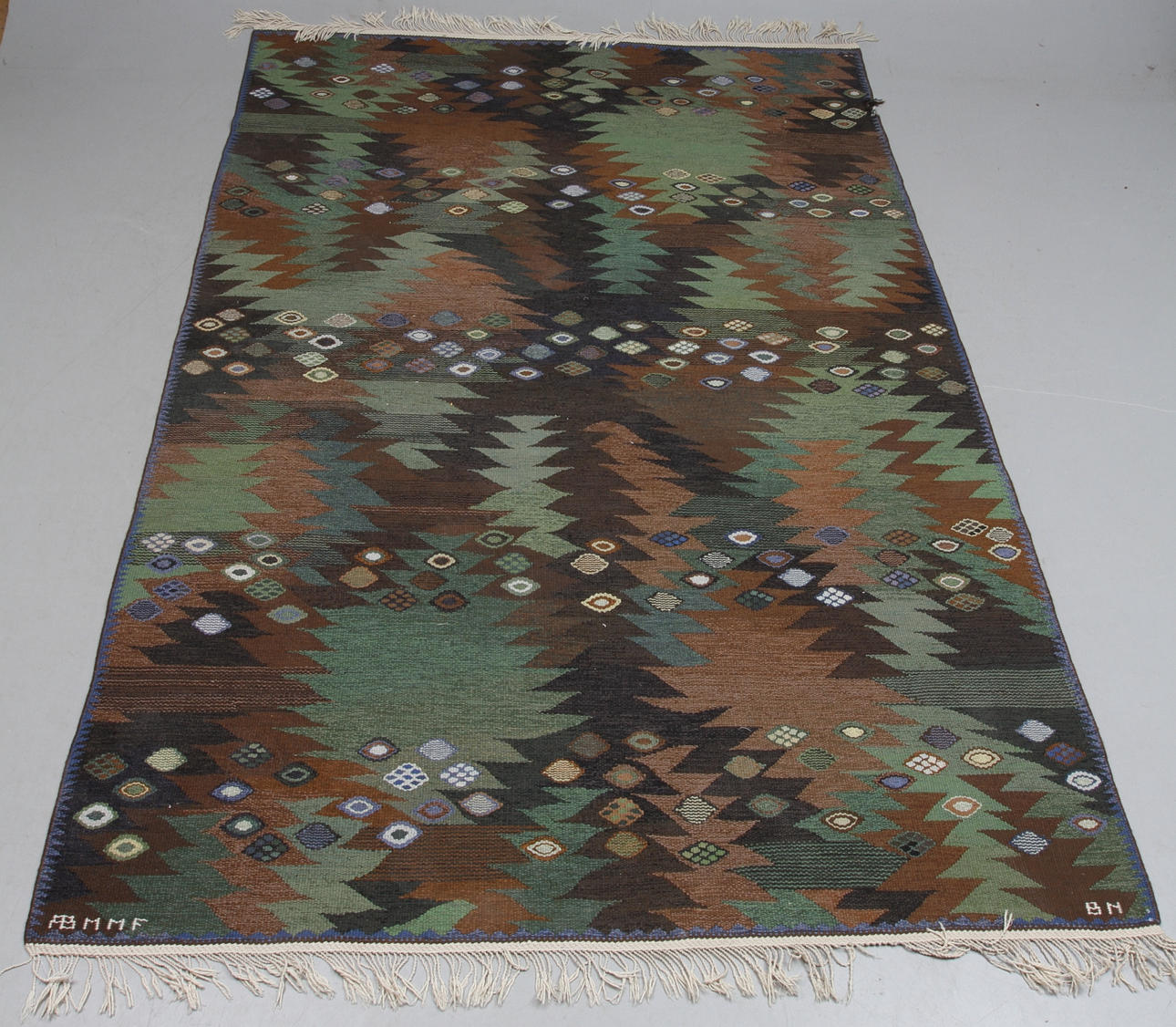 MATTA, gobelängteknik, "Tånga brun och grön" Barbro Nilsson, Märta Måås-Fjetterström AB, ca 283 x 193 cm.