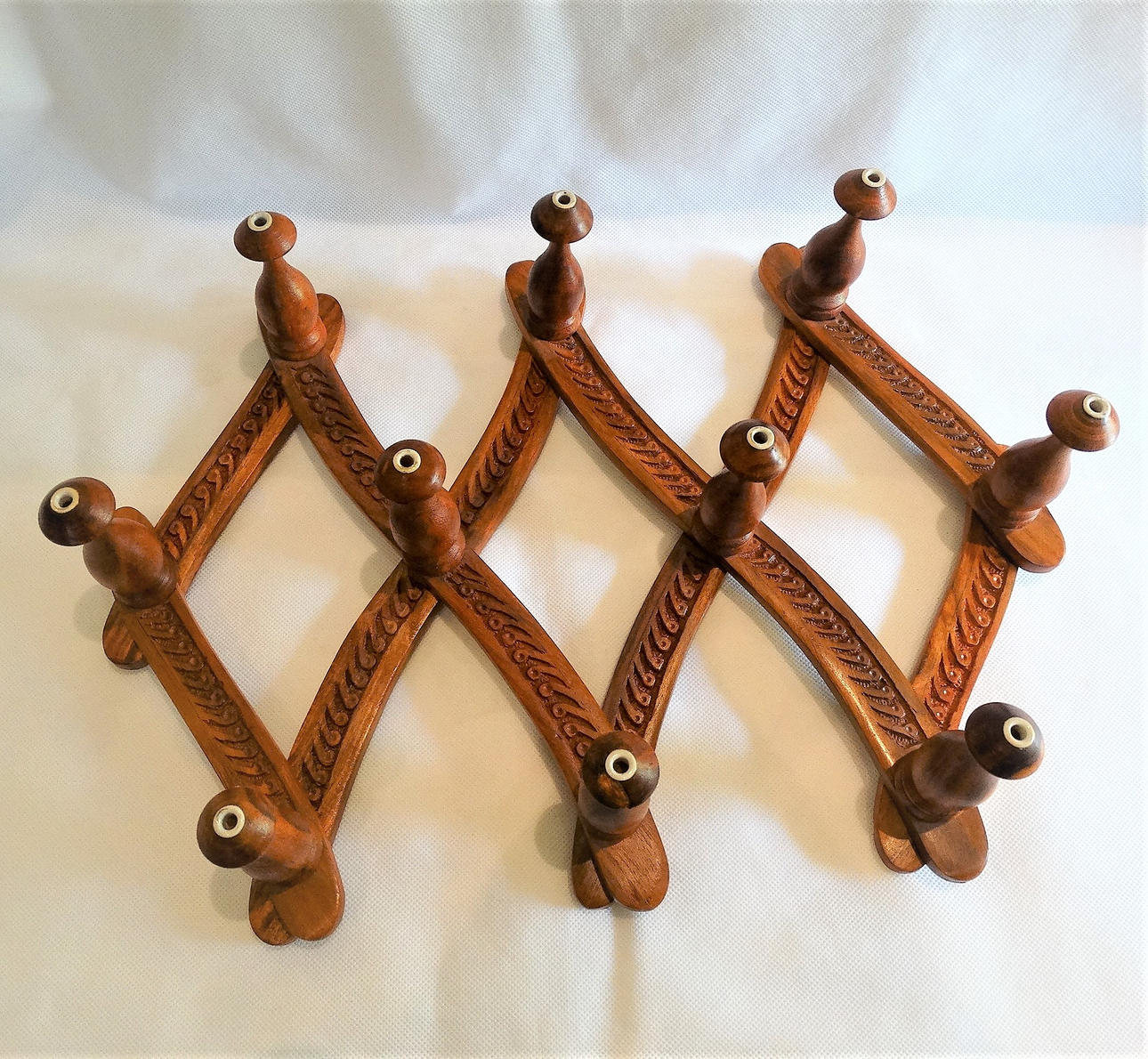 PORTA ROPA DE MADERA, HACIA 1970.