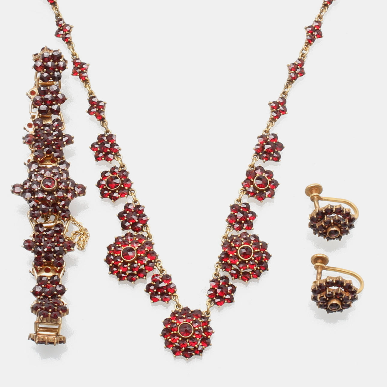 SMYCKEN, 4 delar, guldpläterad metall med almandiner, 1900-tal.