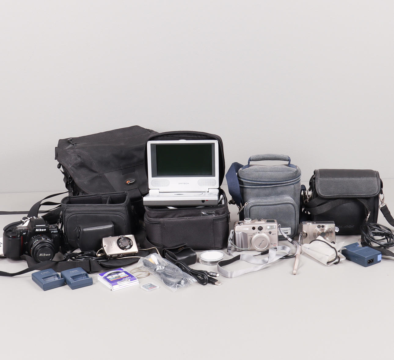 KAMERAS. Digitalkameras, Systemkameras, DVD-Player usw.