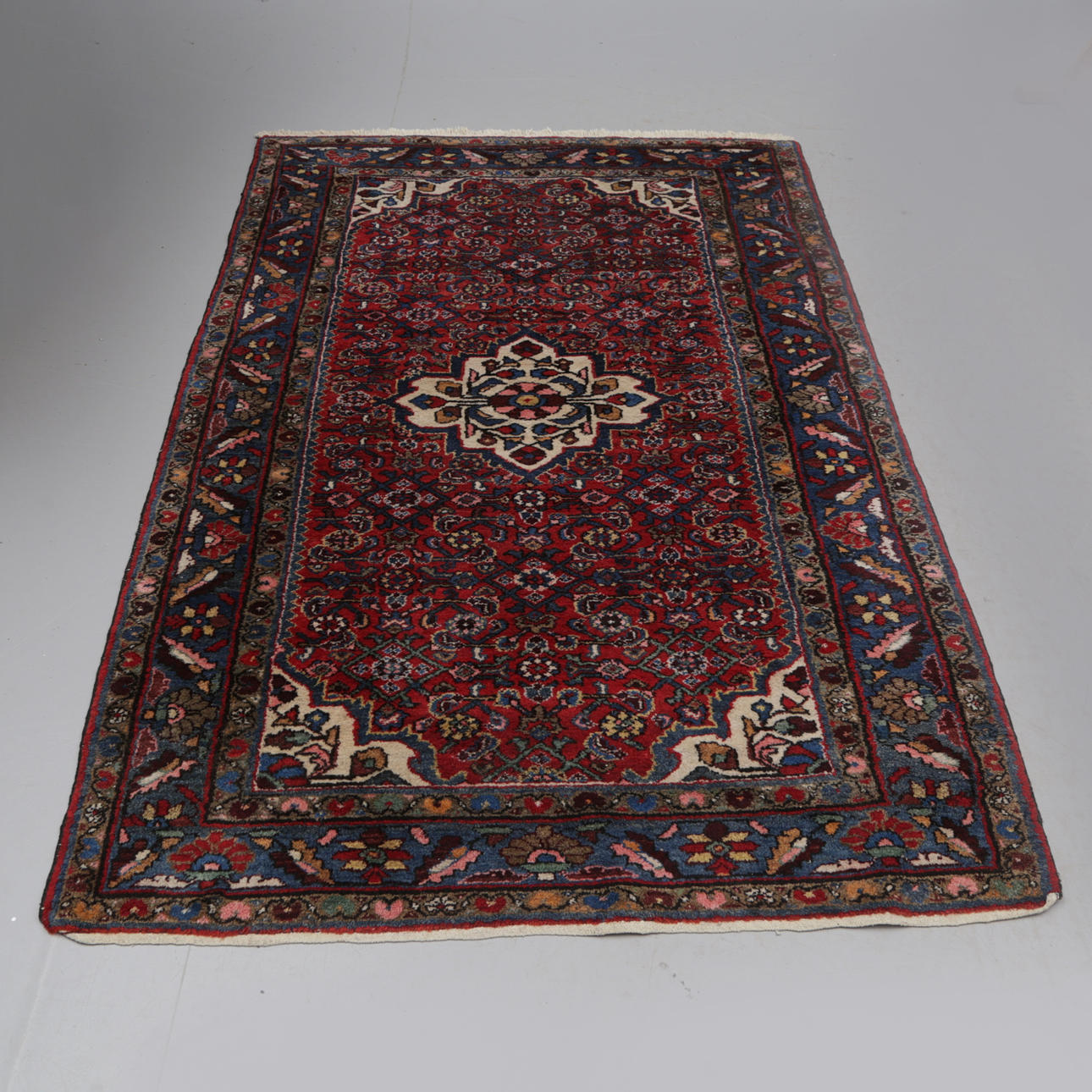 MATTA, röd, 1900-tal. Mattor & Textil - Mattor - Auctionet