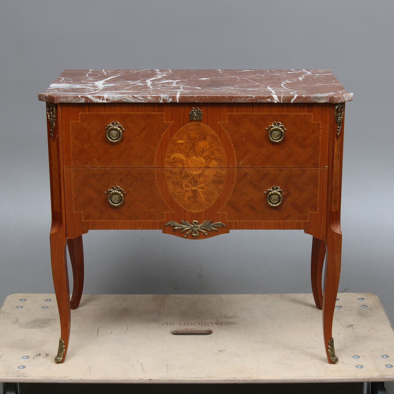 BYRÅ, med stenskiva, gustaviansk stil, 1900-tal.