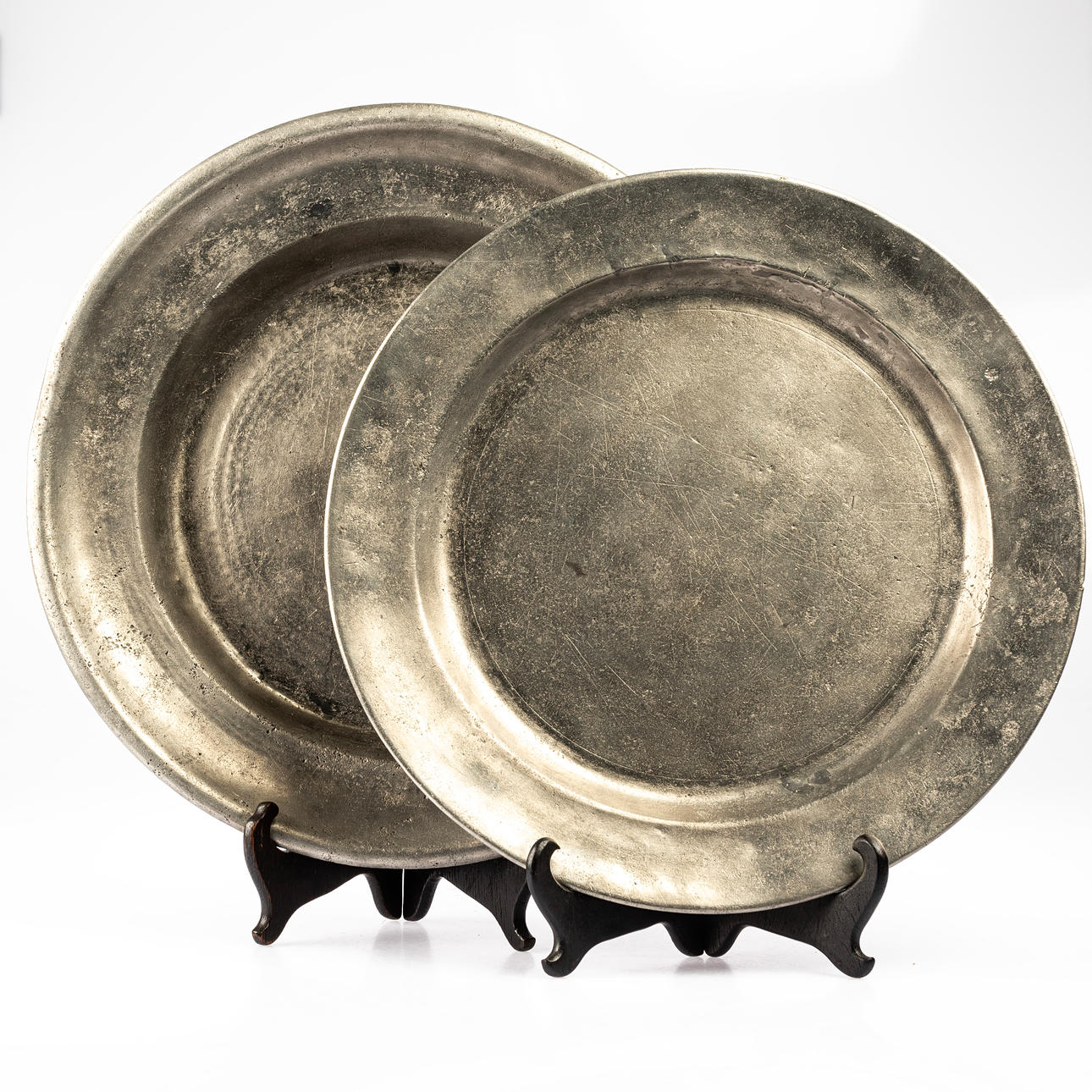 2 kpl tinalautasia, 1800-luvun.