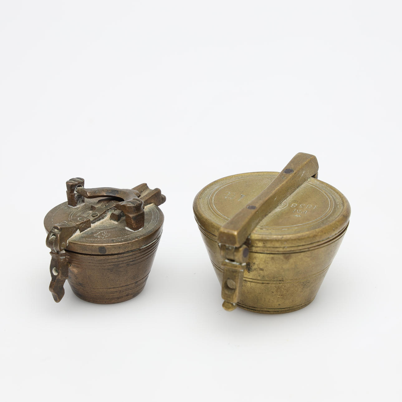 VIKTSATSER, 2 st, metall, 1800-1900-tal.