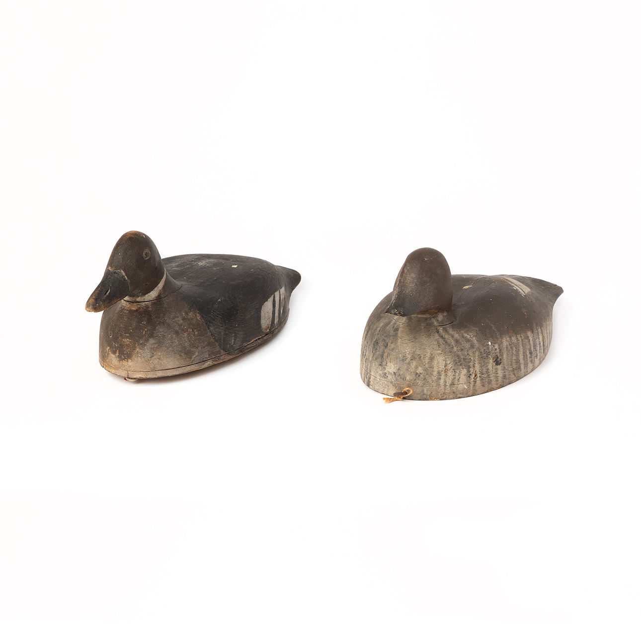 VETTAR. 2 st, trä, tidigt 1900-tal.