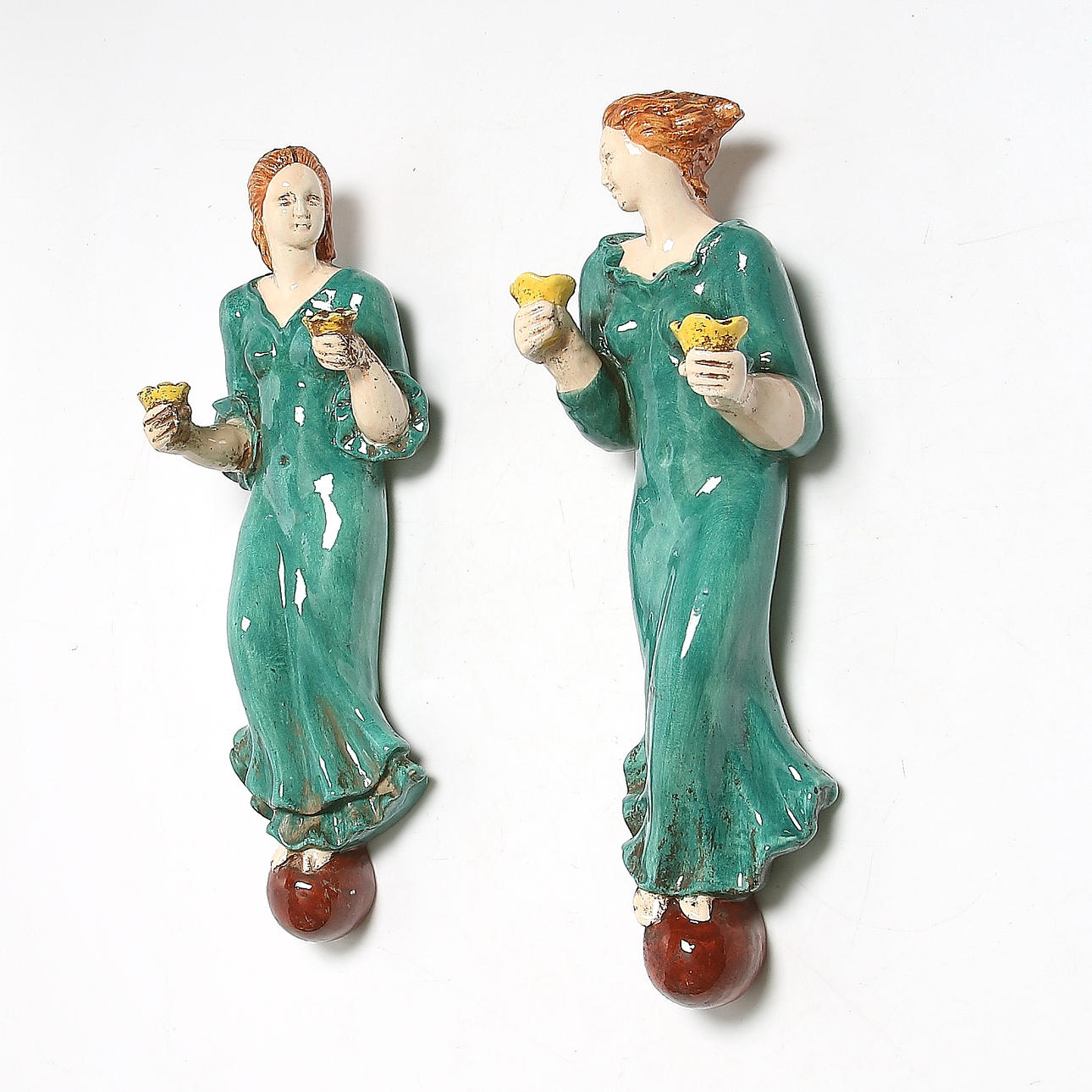 FIGURINER / APPLIQUER, majolika, Italien, jugend, omkring sekelskiftet 1800/1900.