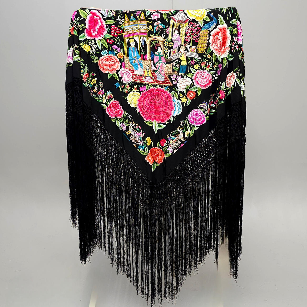 HANDBESTICKTER SCHWARZER KREPP-MANILA-SCHAL.