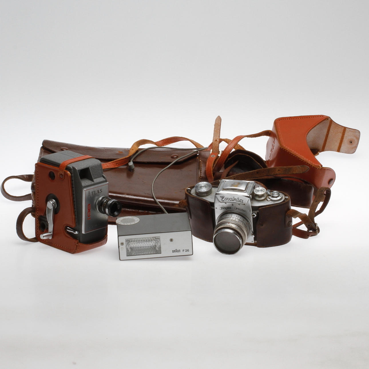 KAMEROR och TILLBEHÖR, omkring 1900-talets mitt.