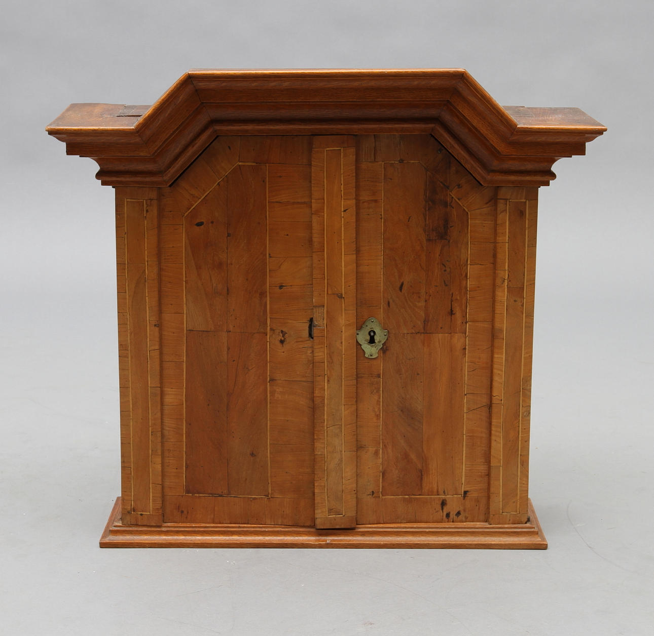 VÄGGSKÅP, Senbarock 1700-talets mitt.