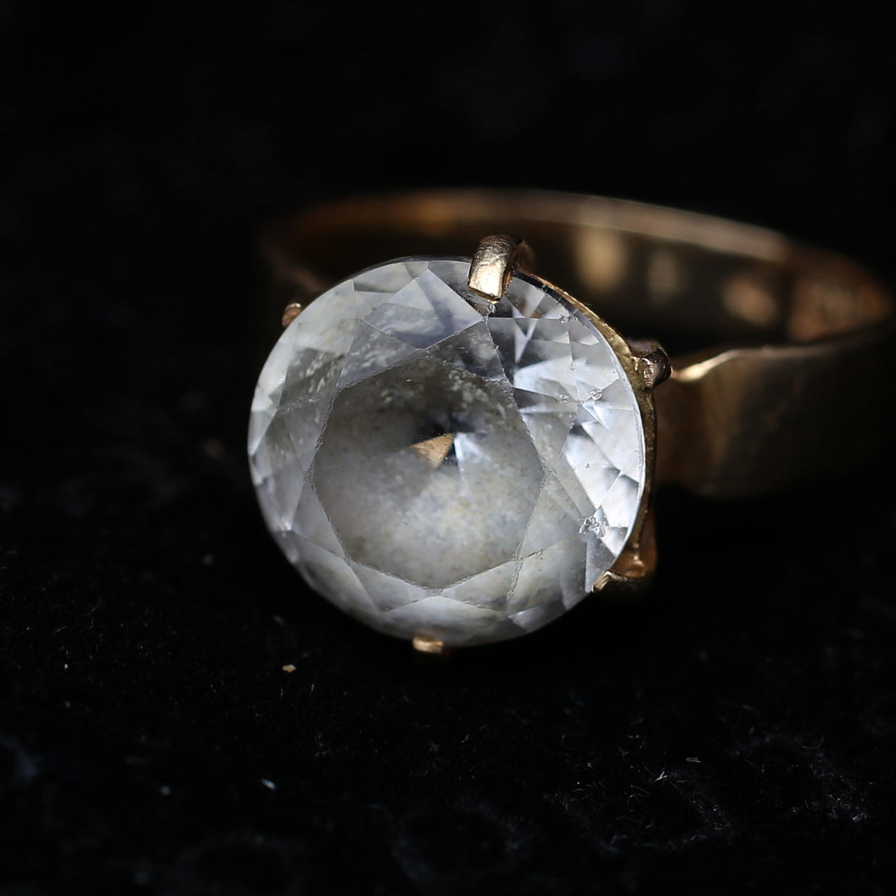 RING, 18 k guld med bergskristall, 5,5 gram, Bengt Hallberg, Köping.