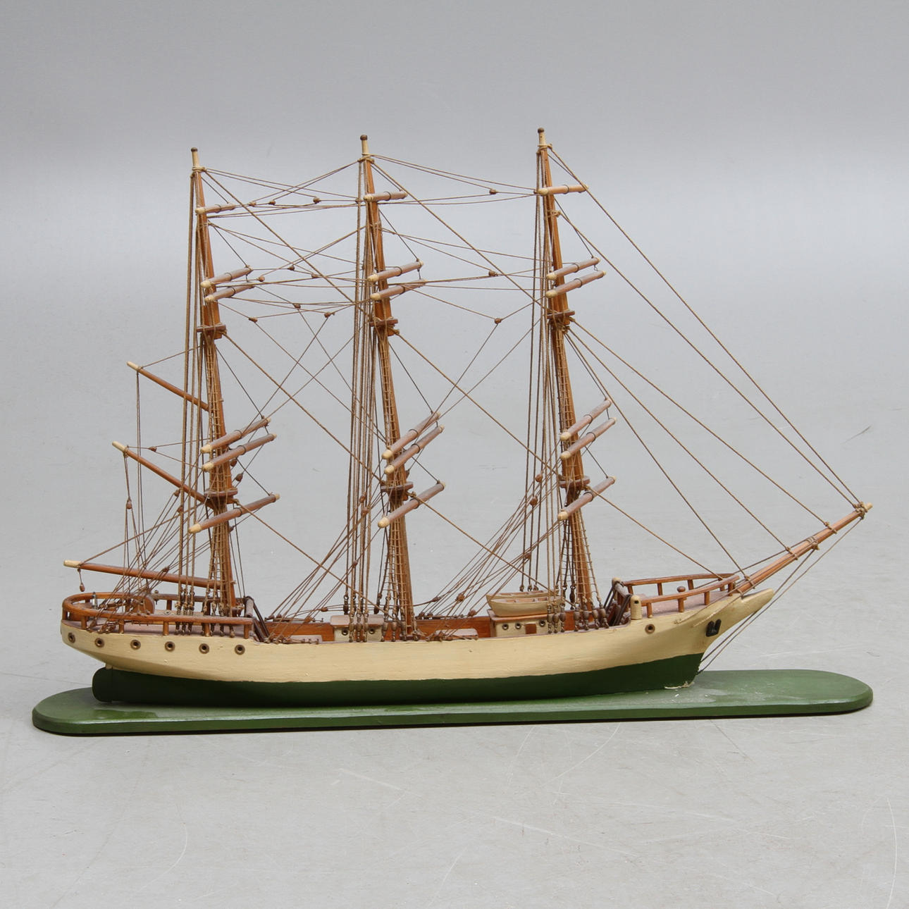 BÅTMODELL, 3-mastad, monterad på träplatta, 1900-tal.