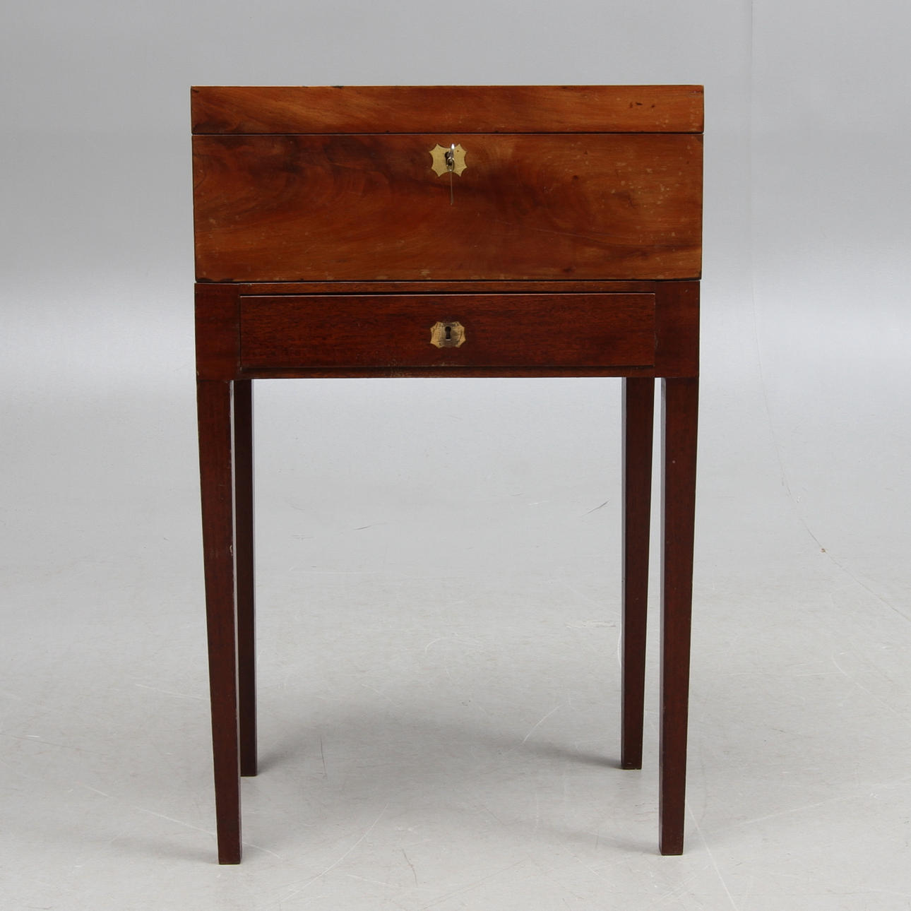 SKRIN, 1800-tal, på senare benställning.