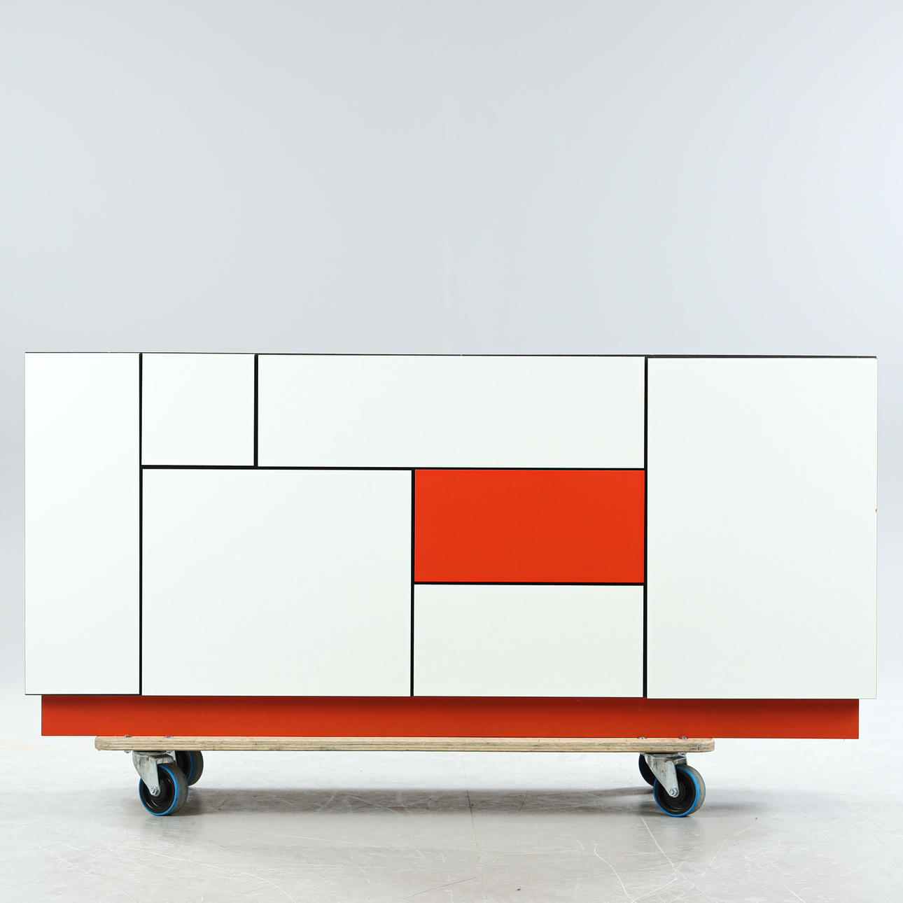 Ein Bolia „Viva“ -Sideboard aus dem 21. Jahrhundert.