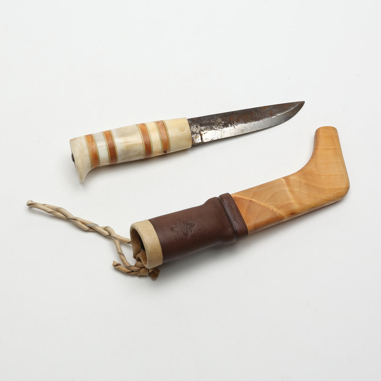 KNIV, horn/björk/skinn, Samisk.