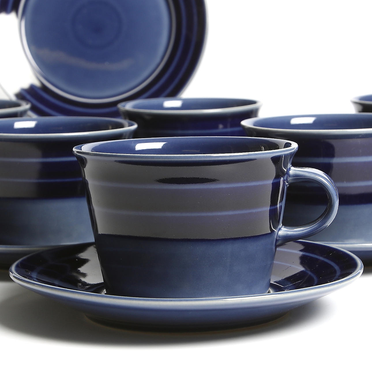 TEKOPPAR samt FAT, 18 delar, keramik, Jackie Lynd, Höganäs. 1900-tal.