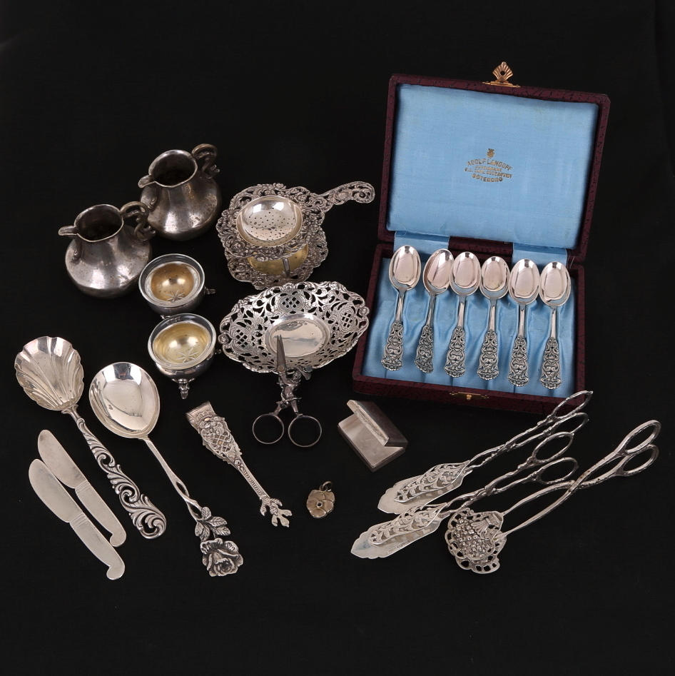 SILVERFÖREMÅL, 20 st , 372 gram + 3 metallföremål.