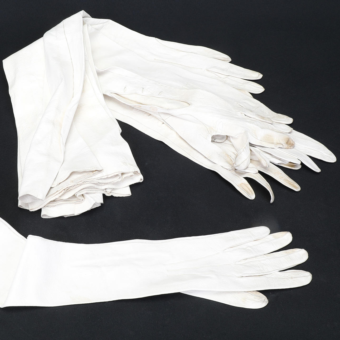 GLOVES, full length, white leather, buttoned, 19th century.