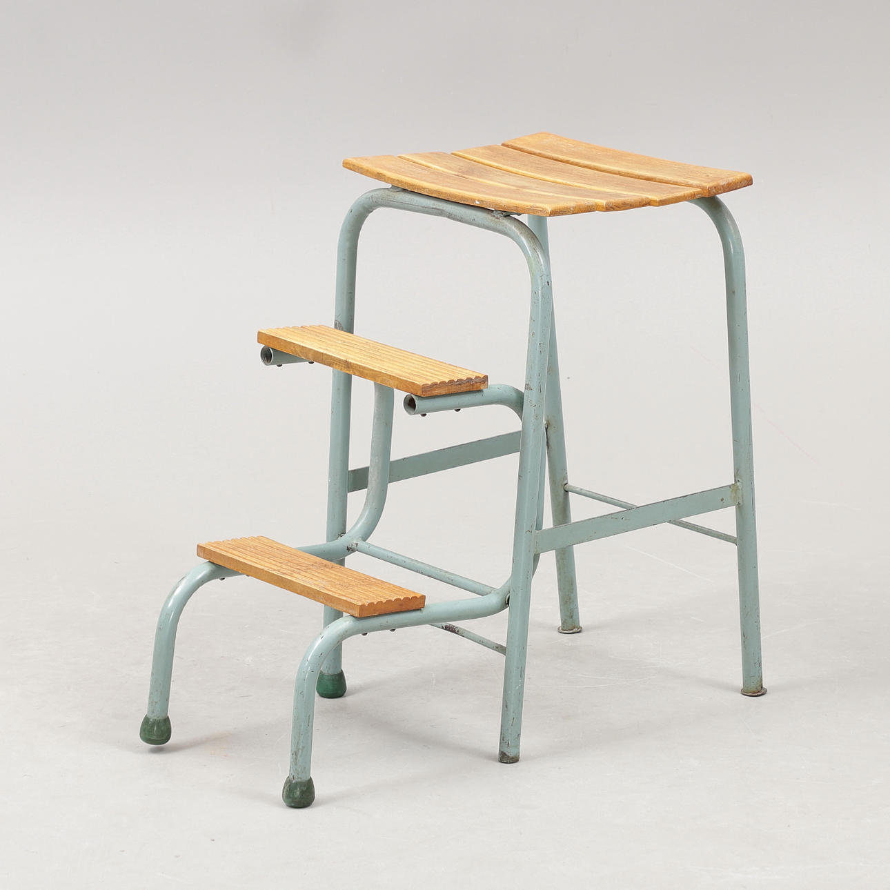 TRAPPESTOL, træ og metal, 1960'erne.