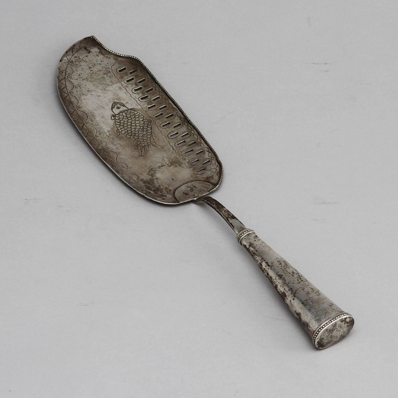 FISKSLEV, silver, 1900-talets början. Otydliga stämplar.