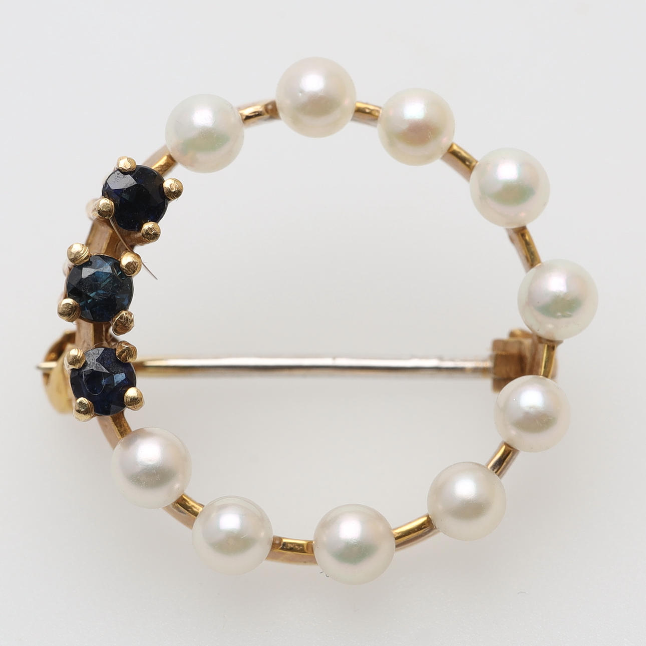 Eine Brosche, 18 Karat Gold, Perlen, Steine.