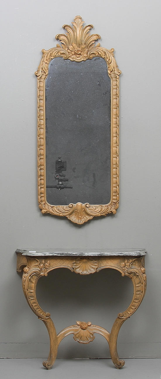 ERIK REIMHULT. Spegel med trymåbord, lind. Rokokostil. Signerade -50 samt -54.