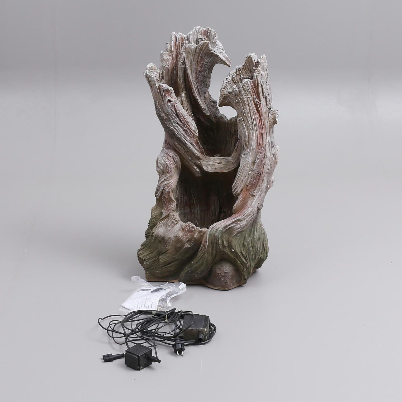 Ein Gartenbrunnen aus Kunststoff „Dehner“, zeitgenössisch.