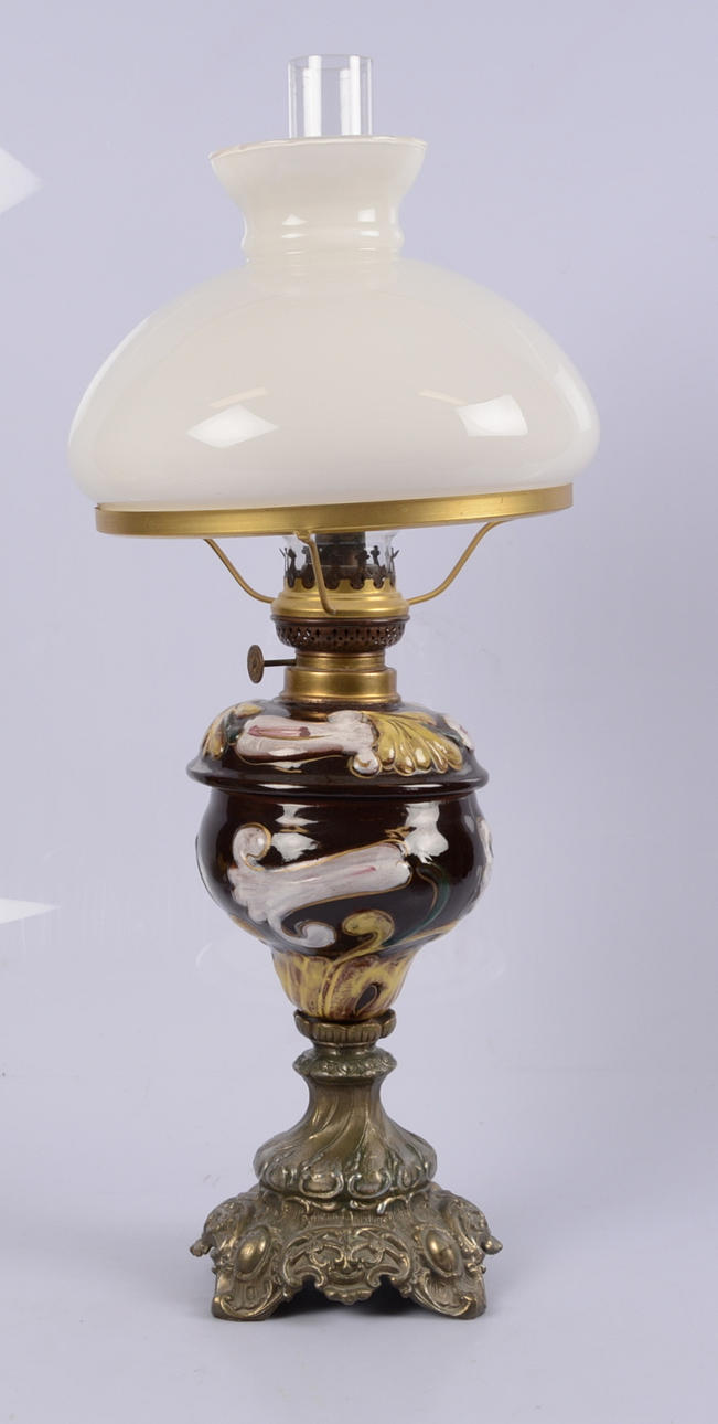 BORDSFOTOGENLAMPA, majolika, sekelskiftet 1900.