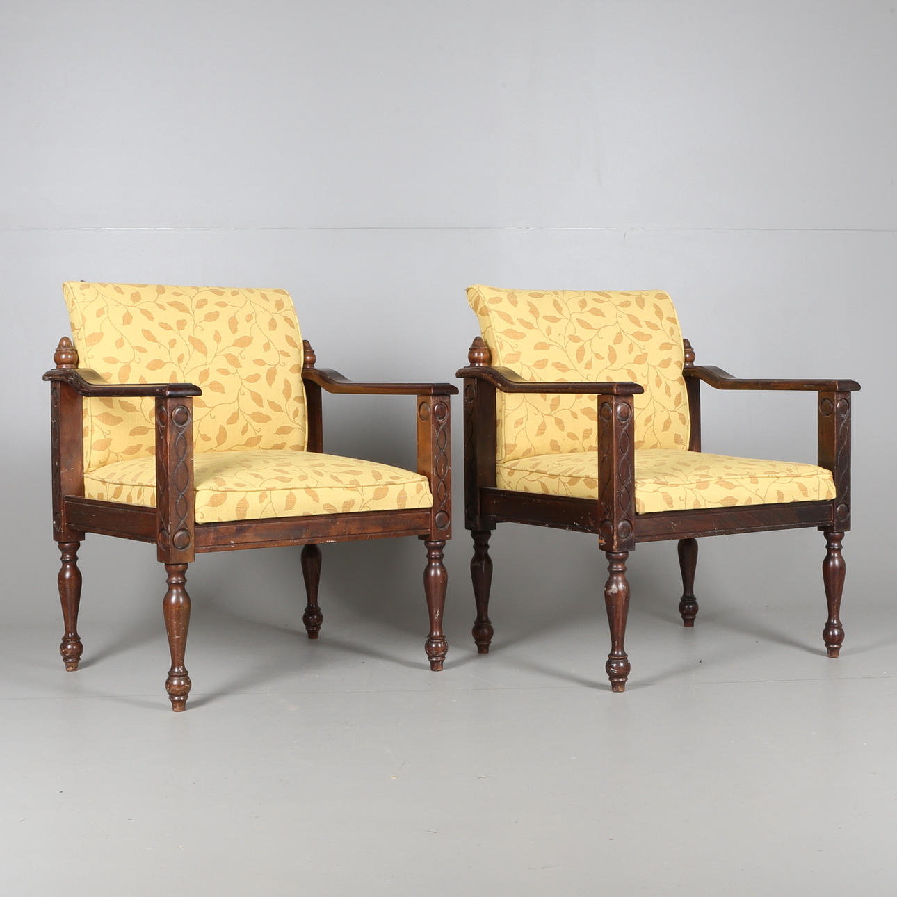 KARMSTOLAR, ett par, mörkbonat trä, 1900-tal.