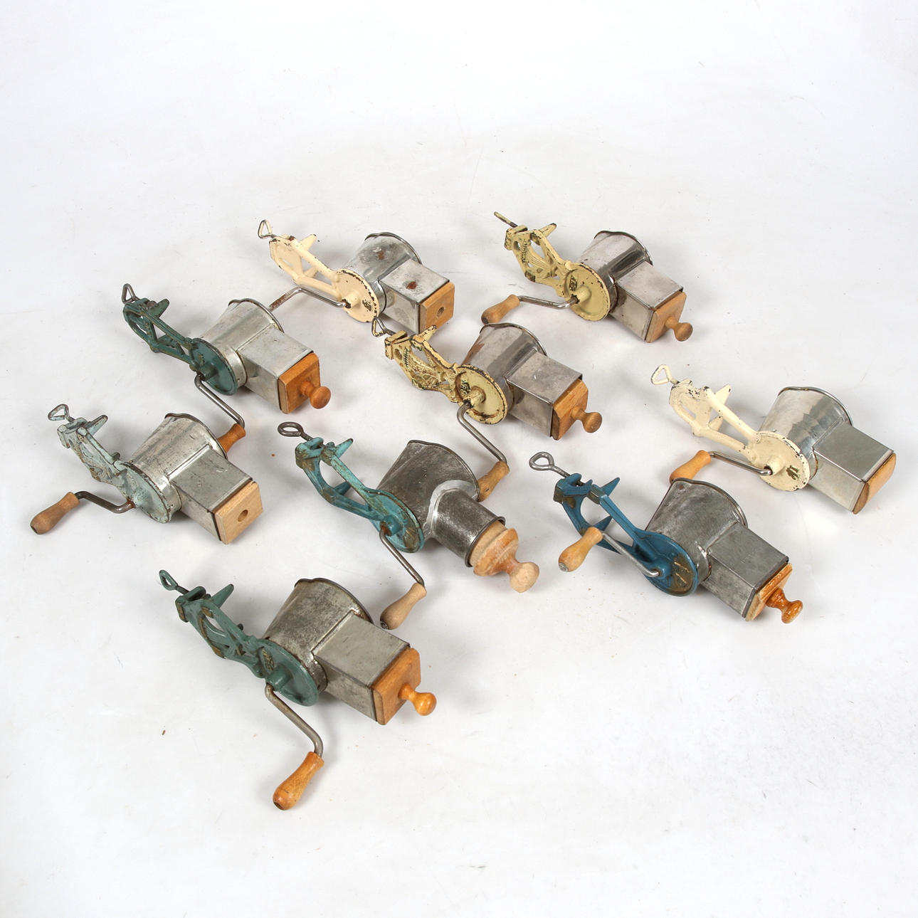 MANDELKVARNAR, 9 st, metall, 1900-tal.