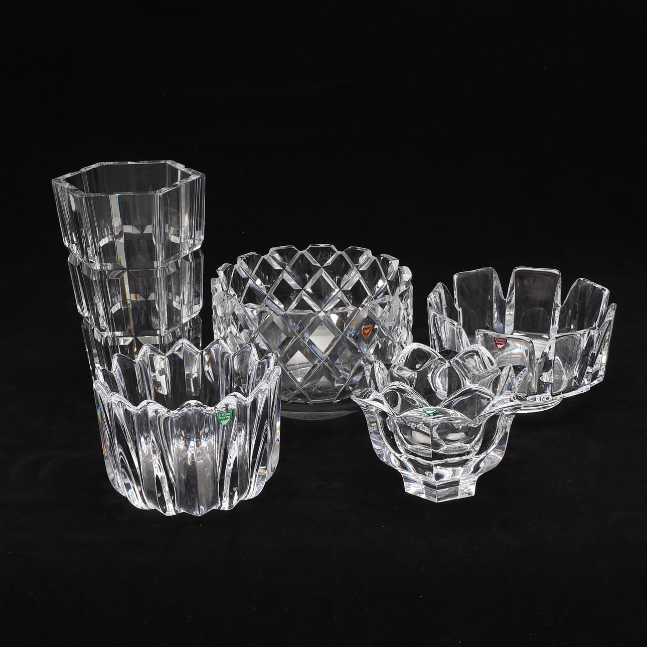 SKÅLAR, 4 st samt VAS, varav 3 signerad.