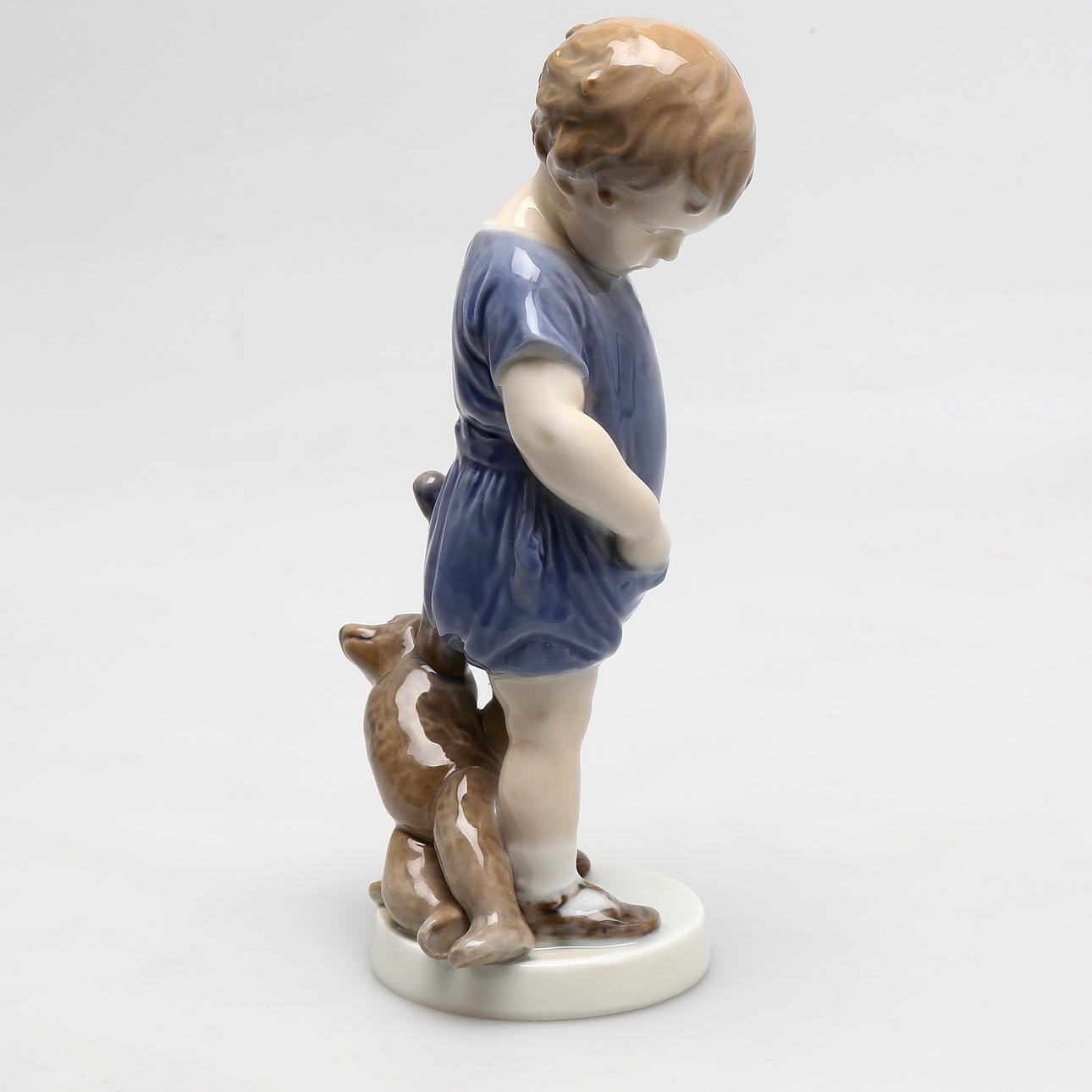 FIGURIN, porslin, pojke med teddybjörn, Royal Copenhagen, Danmark.
