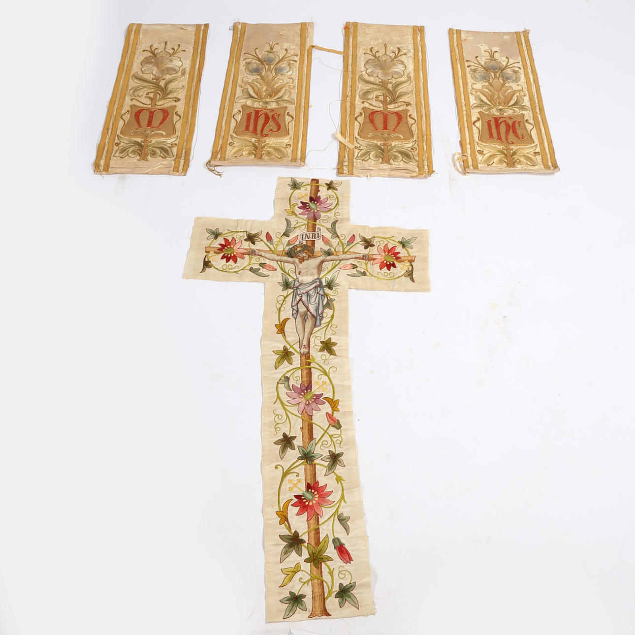 FIRE ROMERSK-KATOLSKE ALTER FRONTPANELER MED TRÅDBRODERI.