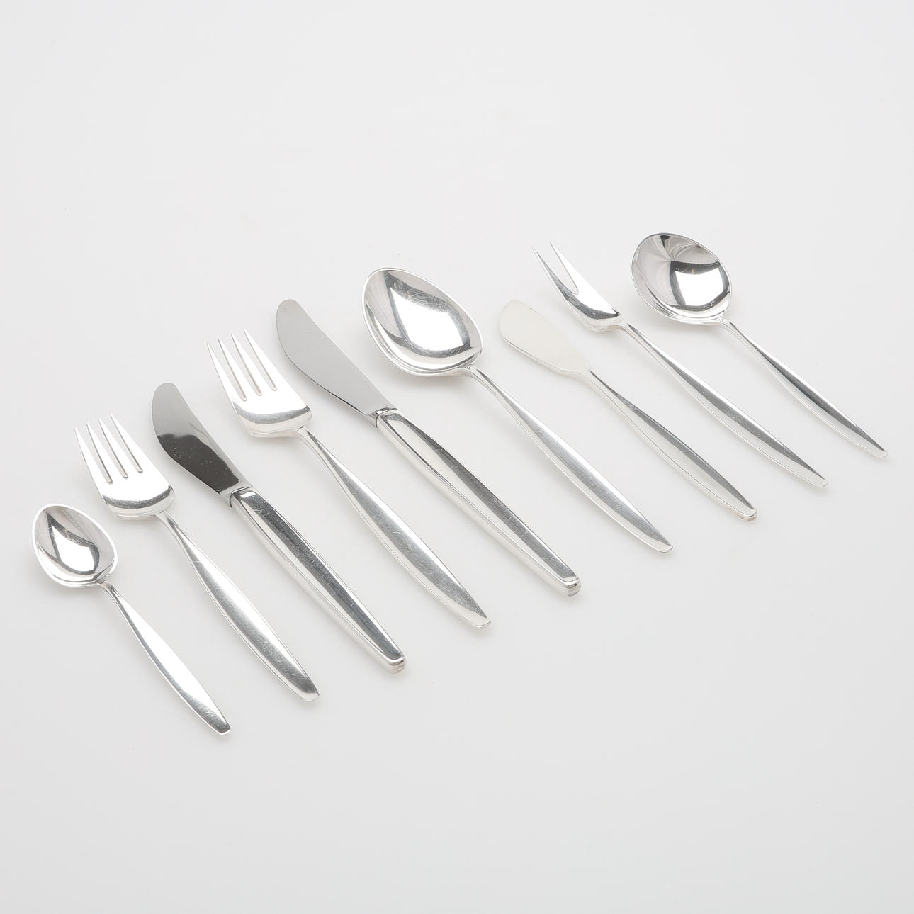 SILVERWARE, “CYPRESS”, TIAS ECKHOFF FOR GEORG JENSEN, 63 PIECES. Silver weight excluding knives with steel blades 1278 g.