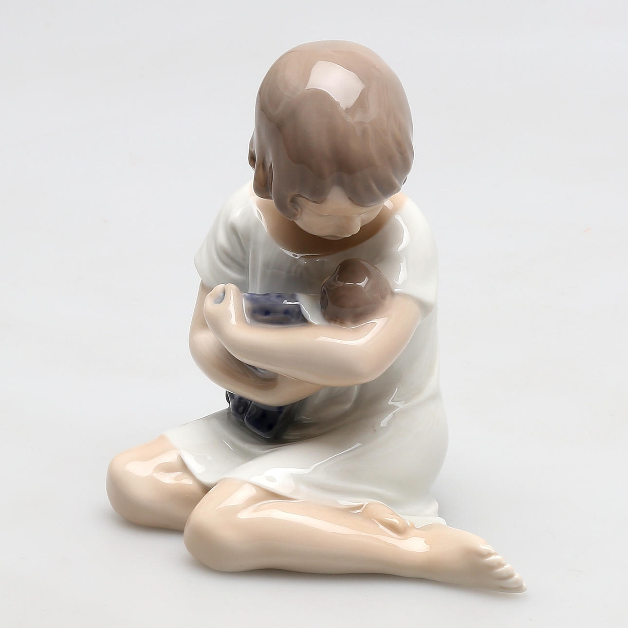 FIGURIN, porslin, flicka med docka, Royal Copenhagen, Denmark.