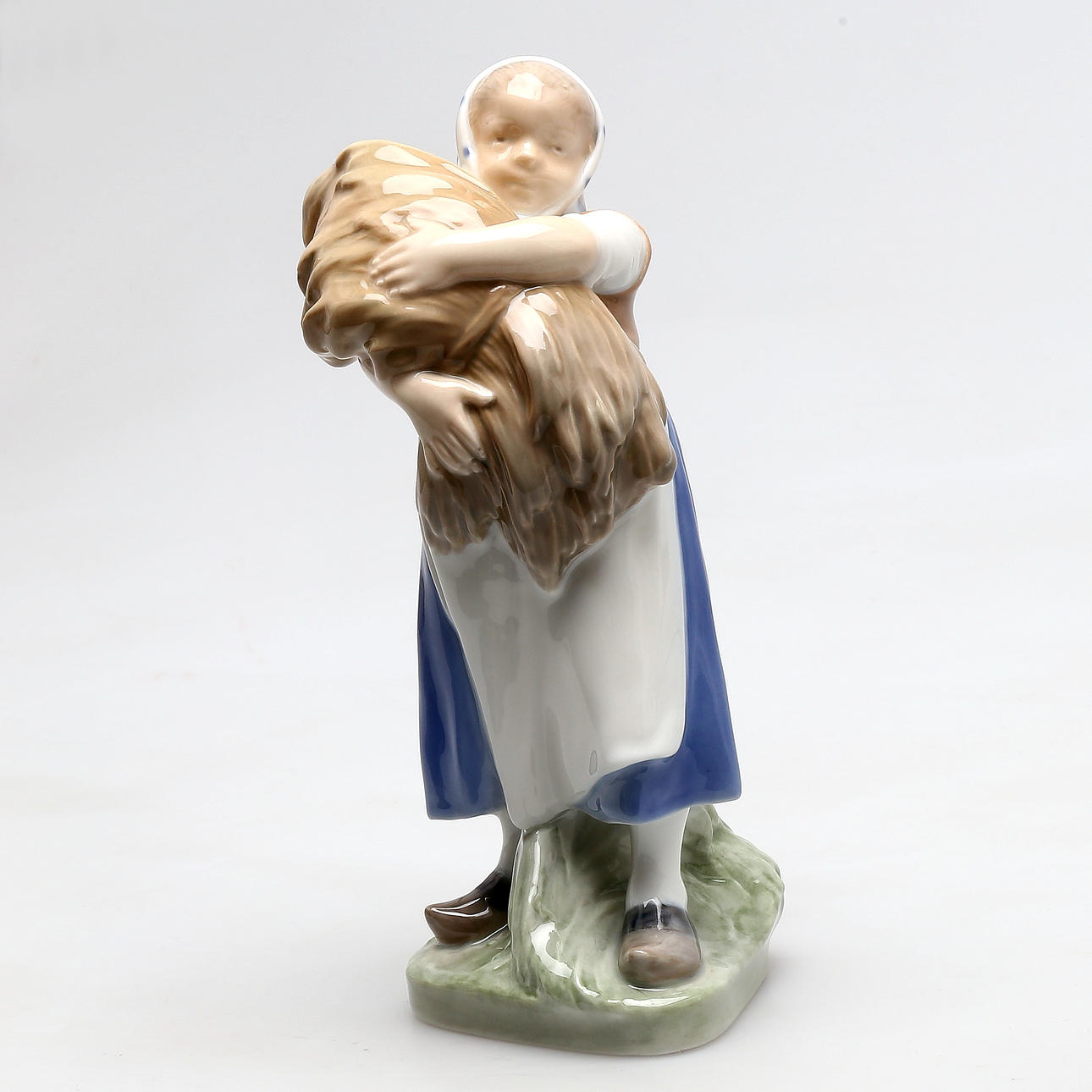 FIGURIN, porslin, flicka med halmkärve, Royal Copenhagen, Danmark.