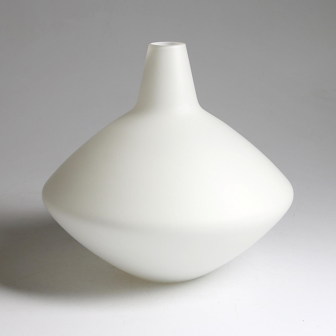 TAKLAMPA, opalinglas, "Onion lamp", Lisa Pape-Johansson. iittala.