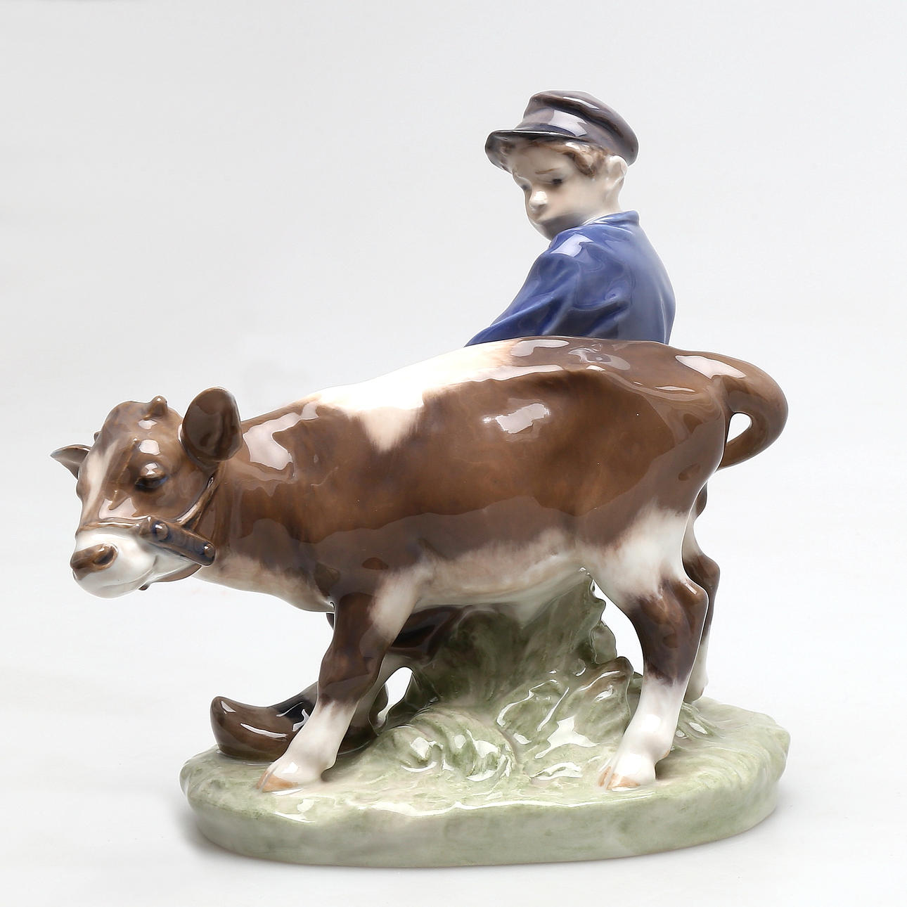 FIGURIN, porslin, pojke med kalv, Royal Copenhagen, Danmark.