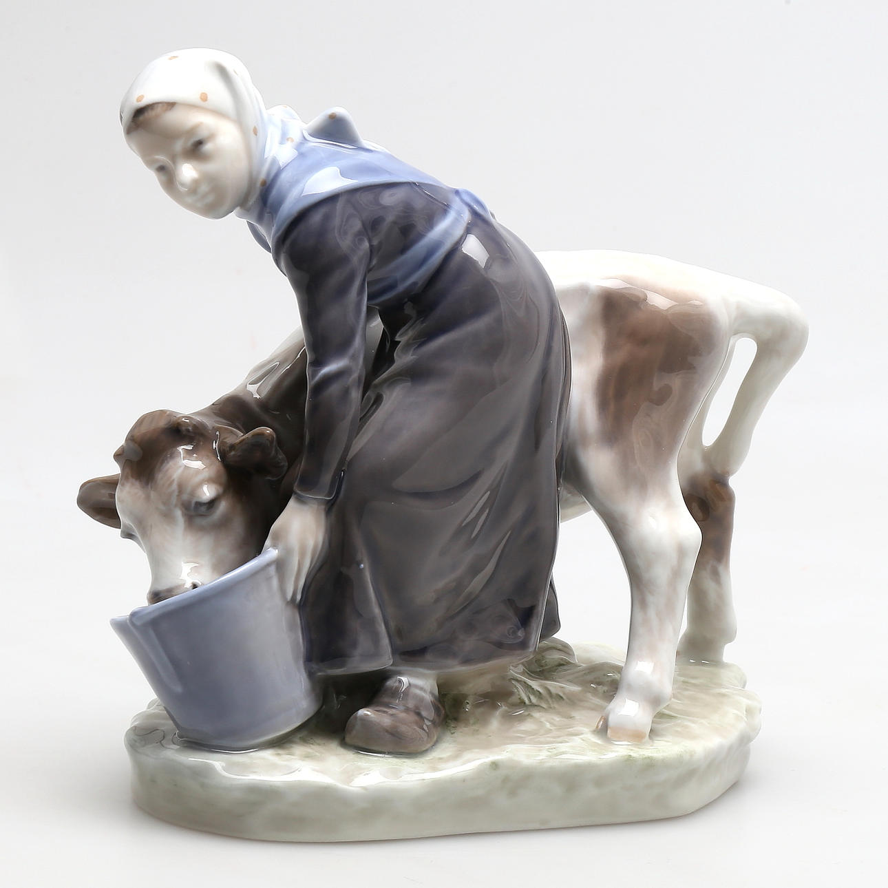 FIGURIN, porslin, flicka med kalv, Royal Copenhagen, Danmark.