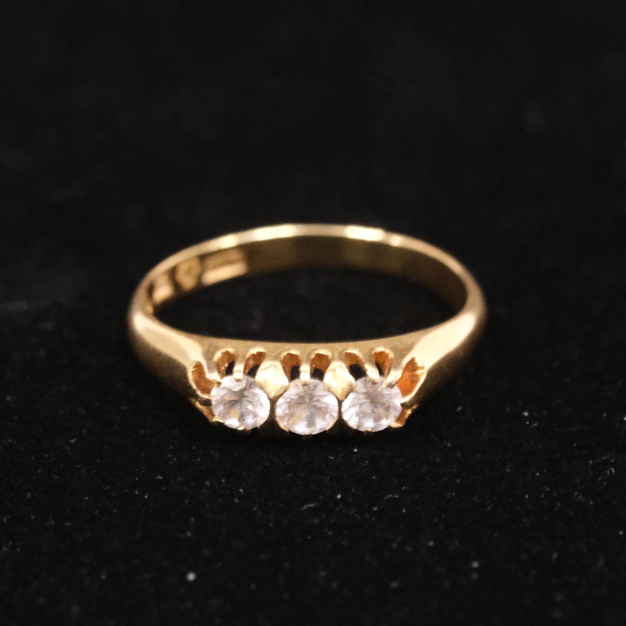 RING MED TRE STENAR, 18K GULD.