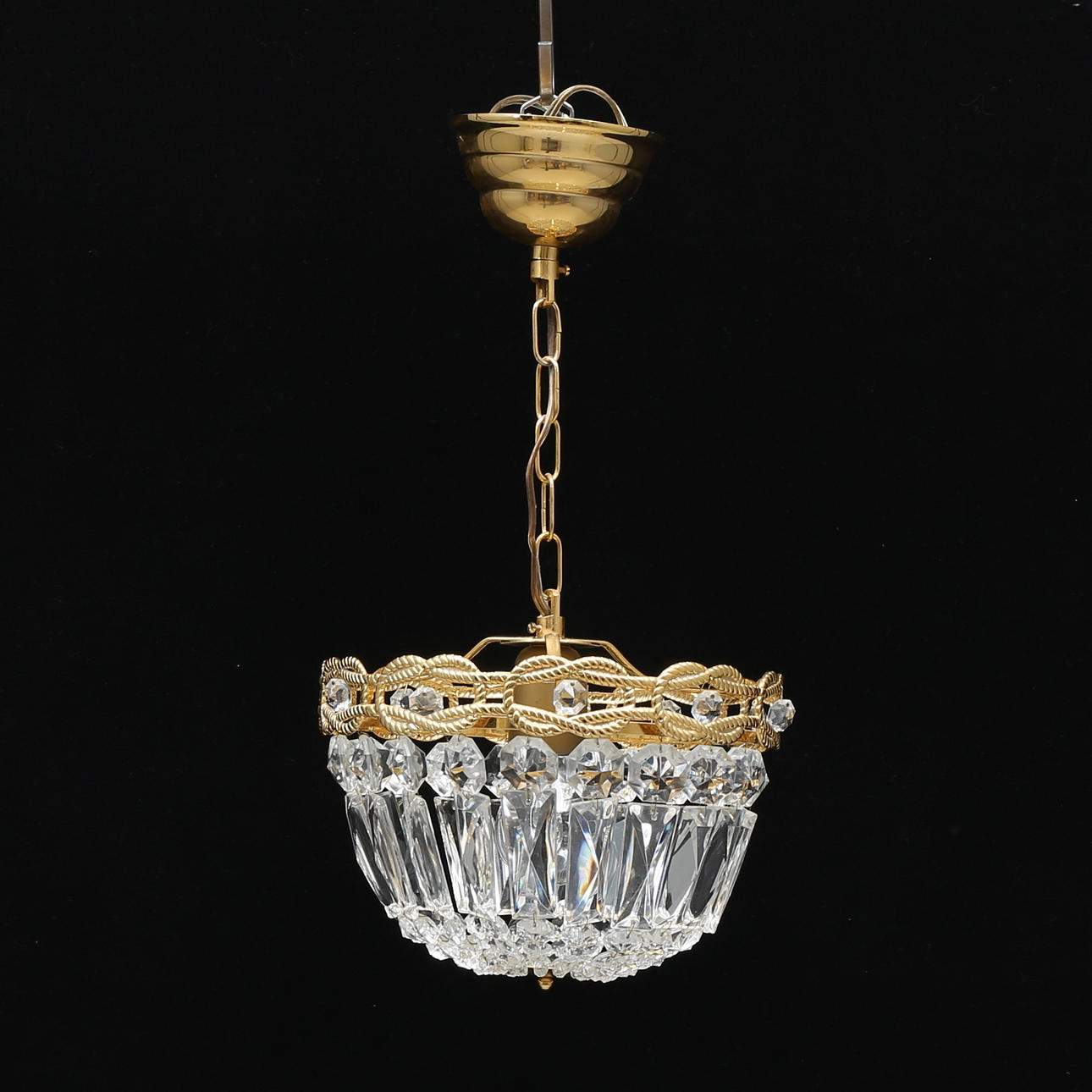 TAKLAMPA med prismor, korgmodell, 1900-talets andra hälft.