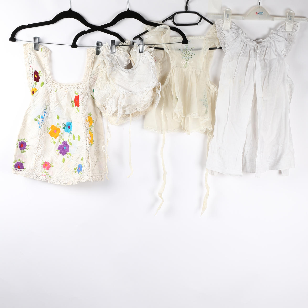 EN MÆNGDE VINTAGE BØRNETØJ.