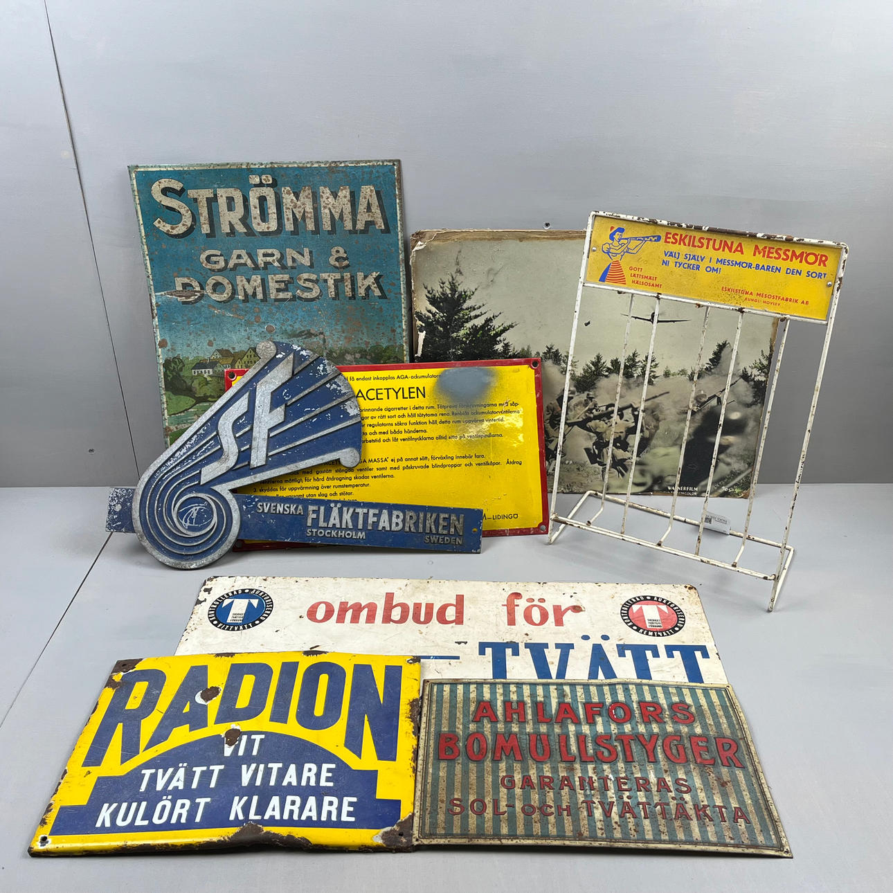 REKLAMSKYLTAR OCH VARUSTÄLL, 8 st, bl.a Strömma, Eskilstuna Messmör ...