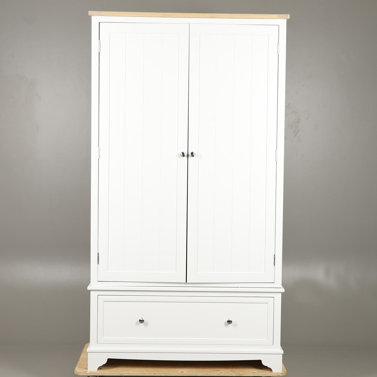 EINE WEISSE DOPPELGARDEROBE VON JOHN LEWIS.